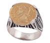 <span class='ref_item'>228 -</span> <span class="object_title">SORTIJA SELLO EN PLATA 925 CON MONEDA CHAPADA EN ORO</span>  <p><span class="technical_description">Sortija tipo sello realizada en plata de ley 925. Con reproducción de moneda romana chapada en oro.<br/>Medida Sortija: 24</span><br>Peso: <span class="PESO_HCES1">13,10</span> <span class="PESOUMED_HCES1">gr.</span><br></p>