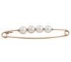 <span class='ref_item'>128 -</span> <span class="object_title">ALFILER EN ORO 18KT Y PERLAS </span>  <p><span class="technical_description">Alfiler estilo antiguo realizado en oro de 18kt. Con cuatro perlas centrales, calibradas aprox en 7,5mm. <br/>Cierre: Aguja con mecanismo de seguridad<br/>Longitud: 6,3cm</span><br>Peso: <span class="PESO_HCES1">4,70</span> <span class="PESOUMED_HCES1">gr.</span><br></p>