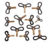 <span class='ref_item'>85 -</span> <span class="object_title">LOTE DE 12 LLAVES DE DISTINTOS RELOJES DE PIE Y SOBREMESA</span>  <p><span class="technical_description">Lote compuesto por 12 llaves para distintos tipos de relojes de pie y sobremesa. Realizadas en metal pavonado y dorado con un mismo diseño pero diferentes tamaños y números grabados de acuerdo a ese tamaño, entre el 0 y el 16<br/>Peso total: 268gr</span><br></p>