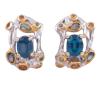 <span class='ref_item'>26 -</span> <span class="object_title">PENDIENTES EN PLATA 925 CON CHAPADO EN ORO, TOPACIOS Y ZAFIROS FANCY. JOYERÍA DE AUTOR, PIEZA ÚNICA</span>  <p><span class="technical_description">Pareja de pendientes realizados en plata de ley 925 con contrastes y partes chapadas en oro. Adornados por topacios "London blue" en talla oval con peso total aprox 1.90ct y zafiros fancy en talla redonda y perilla con peso total aprox 0.22ct.<br/>Cierre: Omega</span><br>Peso: <span class="PESO_HCES1">10,70</span> <span class="PESOUMED_HCES1">gr.</span><br></p>