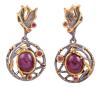 <span class='ref_item'>148 -</span> <span class="object_title">PENDIENTES EN PLATA 925 CON CHAPADO EN ORO, RUBÍES Y ZAFIROS FANCY. JOYERÍA DE AUTOR, PIEZA ÚNICA</span>  <p><span class="technical_description">Pareja de pendientes realizados en plata de ley 925 con contrastes y partes chapadas en oro. Largos con movimiento, adornados por cabujones ovales de rubíes con peso total aprox 3.10ct y zafiros fancy en talla redonda con peso total aprox 0.10ct.<br/>Cierre: Omega</span><br>Peso: <span class="PESO_HCES1">10,30</span> <span class="PESOUMED_HCES1">gr.</span><br></p>