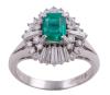<span class='ref_item'>134 -</span> <span class="object_title">SORTIJA EN PLATINO, ESMERALDA Y DIAMANTES</span>  <p><span class="technical_description">Sortija realizada en platino. Esmeralda central en su talla con peso aprox 1.33ct y orla diseño bailarina de diamantes en talla brillante y trapecio con peso total aprox 1.06ct.<br/>Medida Sortija: 16<br/>RefC 11318</span><br>Peso: <span class="PESO_HCES1">9,40</span> <span class="PESOUMED_HCES1">gr.</span><br></p>