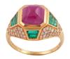 <span class='ref_item'>193 -</span> <span class="object_title">SORTIJA EN ORO 18KT, RUBÍ, ESMERALDA Y DIAMANTES</span>  <p><span class="technical_description">Sortija realizada en oro de 18kt. Rubí central en talla octogonal con peso aprox 2.30ct, esmeraldas en talla trapecio con peso total aprox 0.25ct y cuajado de diamantes en talla brillante con peso total aprox 0.50ct. Se acompaña de copia de certificado JEW 201704241461<br/>Medida Sortija: 16<br/>RefC 4704GP</span><br>Peso: <span class="PESO_HCES1">4,50</span> <span class="PESOUMED_HCES1">gr.</span><br></p>