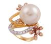 <span class='ref_item'>63 -</span> <span class="object_title">SORTIJA EN ORO BICOLOR 18KT, PERLA CULTIVADA Y DIAMANTES</span>  <p><span class="technical_description">Sortija cóctel realizada en oro bicolor de 18kt. Gran perla cultivada central de color crema calibrada aprox en 13,5mm y en diseño de óvalos cruzados y flores, diamantes en talla brillante con peso total aprox 0.45ct.<br/>Medida Sortija: 10<br/>RefC 11326</span><br>Peso: <span class="PESO_HCES1">11,50</span> <span class="PESOUMED_HCES1">gr.</span><br></p>