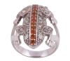 <span class='ref_item'>251 -</span> <span class="object_title">SORTIJA EN PLATA 925, CITRINOS Y DIAMANTES BROWN</span>  <p><span class="technical_description">Sortija realizada en plata de ley 925. Con forma de rana adornada por bandas de cuarzos citrinos en talla redonda con peso total aprox 0.20ct y cuajado de diamantes brown en talla rosa y 8/8 con peso total aprox 0.40ct<br/>Medida Sortija: 15<br/>RefC 8013</span><br>Peso: <span class="PESO_HCES1">8,70</span> <span class="PESOUMED_HCES1">gr.</span><br></p>