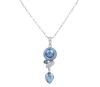 <span class='ref_item'>249 -</span> <span class="object_title">COLGANTE Y CADENA EN PLATA, TOPACIO, PIEDRA LUNA Y NÁCAR</span>  <p><span class="technical_description">Colgante realizado en plata de ley 925 y adornado con placas de nácar de colores grises azulados, topacio en talla redonda con peso aprox 0.40ct y cabujón oval de piedra luna. Cadena de eslabón rectangular realizada en plata 835.<br/>Cierre: Reasa<br/>Medidas: 40cm la cadena, 7 x 2cm el colgante<br/>Ref 5777</span><br>Peso: <span class="PESO_HCES1">12,60</span> <span class="PESOUMED_HCES1">gr.</span><br></p>