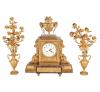 <span class='ref_item'>95 -</span> <span class="object_title">GUARNICIÓN DE RELOJ Y CANDELABROS, ESTILO LUIS XVI</span>   <p><span class="technique_material">BRONCE DORADO</span><br><span class="technical_description">Guarnición compuesta por reloj francés de bronce dorado con remate central superior en forma de copa florida con cabezas de carnero. Decorado con laureles encintados y hojas de acanto. Sobre base de mármol rematado con cenefa de contario de bronce. Esfera de metal lacado con numeración arabiga y decoración de guirnaldas floridas. Maquinaria tipo parís, repetición de horas y medias.<br/>Con llave. Necesita revisión. <br/>Pareja de candelabros en forma de ramas floridas. Con seis portavelas. <br/>Medidas: 66x52x18cm</span><br></p>