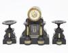 <span class='ref_item'>121 -</span> <span class="object_title">GUARNICIÓN DE CHIMENEA COMPUESTO POR RELOJ Y PAREJA DE COPAS, ESTILO NAPOLEÓN III</span>   <p><span class="technique_material">Mármol</span><br><span class="technical_description">Conjunto realizado en mármol negro. Reloj con decoración de columnas en piedra verde y péndulo accionado mediante mercurio.<br/>Sin llave. Necesita revisión. <br/>Pareja de copas decoradas por columna en piedra verde<br/>Medidas reloj: 48cm<br/>Medidas copas: 29 cm</span><br></p>