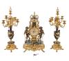<span class='ref_item'>126 -</span> <span class="object_title">GUARNICIÓN RELOJ DE SOBREMESA Y DOS CANDELABROS, ALEMANIA AÑOS 60</span>   <p><span class="technical_description">Conjunto de reloj de sobremesa realizado en mármol negro con veteado verde y aplicaciones en bronce dorado y dos candelabros realizados en mármol verde oscuro con veteado blanco y aplicaciones en bronce dorado. Maquinaria Franz Hermle, repetición de horas, cuartos. Adjunta llave y dos apagavelas. En estado de marcha.<br/>Medidas del reloj: 61x34x21 cm.<br/>Medidas de los candelabros: 69,5x27 cm</span><br></p>