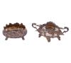 <span class='ref_item'>274 -</span> <span class="object_title">RECIPIENTES VINTAGE EN PLATA 925</span>  <p><span class="technical_description">Lote formado por dos pequeños recipientes vintage realizados en plata de ley 925. Uno de ellos con patas, fondo y decoración vegetal y otro con patas, sin fondo y decoración de tornapuntas y rejillas caladas<br/>Medidas: 3 x 6 x 4cm el primero, 4,2 x 9 x 3,5cm el segundo</span><br>Peso: <span class="PESO_HCES1">32,20</span> <span class="PESOUMED_HCES1">gr.</span><br></p>