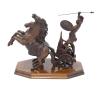 <span class='ref_item'>170 -</span> <span class="object_title">CUADRIGA ROMANA EN BRONCE PATINADO</span>   <p><span class="technique_material">Metal patinado</span><br><span class="technical_description">Escultura en bronce patinado que representa una cuadriga romana colocada sobre una base de madera en forma octogonal. Un cuadriga romano con una lanza en gesto de pleno lanzamiento está colocado sobre un carro elegantemente decorado, tirado por dos caballos que relinchan vigorosamente sobre sus dos patas. </span><br><span class="ALTO_HCES1">40 </span><span class="ALTOUMED_HCES1">cm.</span>x<span class="ANCHO_HCES1">43 </span><span class="ANCHOUMED_HCES1">cm.</span>x<span class="GRUESO_HCES1">20 </span><span class="GRUESOUMED_HCES1">cm.</span></p>