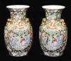 <span class='ref_item'>162 -</span> <span class="object_title">PAREJA DE JARRONES CHINOS DE PORCELANA, MED.S.XX</span>   <p><span class="technique_material">Porcelana</span><br><span class="technical_description">Pareja de jarrones chinos en porcelana policromada con decoración de escenas cortesanas, realces dorados y aplicaciones de leones a modo de asas en dorado. <br/>Medidas: 36cm</span><br></p>