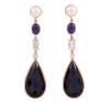 <span class='ref_item'>48 -</span> <span class="object_title">PENDIENTES EN PLATA 925 CHAPADA EN ORO ROSA, PERLAS, ZAFIROS, TOPACIOS, DIAMANTES Y ÓNIX</span>  <p><span class="technical_description">Pendientes largos con movimiento realizados en plata de ley 925 chapada en oro rosa. Formados por perlas cultivadas calibradas aprox en 7,5mm con incrustación de diamante y colgando zafiros, topacios, diamantes y remate de perillas facetadas de ónix<br/>Cierre: Presión<br/>Longitud: 6,5cm<br/>RefC 7837</span><br>Peso: <span class="PESO_HCES1">12,30</span> <span class="PESOUMED_HCES1">gr.</span><br></p>