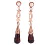 <span class='ref_item'>105 -</span> <span class="object_title">PENDIENTES EN PLATA 925 CHAPADA EN ORO ROSA, PERLAS, DIAMANTES Y ÁGATAS</span>  <p><span class="technical_description">Pendientes largos con movimiento realizados en plata de ley 925 chapada en oro rosa. Formados por perlas cultivadas calibradas aprox en 4,8mm, diamantes en talla brillante con peso total aprox 0.50ct y remate de cabujones en forma de gota de ágata<br/>Cierre: Presión<br/>Longitud: 5,5cm<br/>RefC 7859</span><br>Peso: <span class="PESO_HCES1">8,90</span> <span class="PESOUMED_HCES1">gr.</span><br></p>