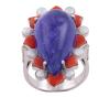 <span class='ref_item'>165 -</span> <span class="object_title">SORTIJA EN PLATA 925, TANZANITA, CORAL, PERLAS Y DIAMANTES</span>  <p><span class="technical_description">Sortija realizada en plata de ley 925. Gran tanzanita central en cabujón perilla con peso aprox 20ct, con orla de placas de coral y perlas cultivadas. En hombros diamantes en talla brillante con peso total aprox 0.06ct.<br/>Medida Sortija: 16<br/>RefC 3039</span><br>Peso: <span class="PESO_HCES1">9,60</span> <span class="PESOUMED_HCES1">gr.</span><br></p>