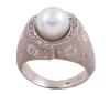 <span class='ref_item'>97 -</span> <span class="object_title">SORTIJA EN ORO 18KT, PERLA Y DIAMANTE</span>  <p><span class="technical_description">Sortija realizada en oro de 18kt. Perla cultivada de color blanco calibrada aprox en 7,8mm y diamantes en talla brillante con peso aprox 0.08ct<br/>Medida Sortija: 10<br/>RefC GE-3215</span><br>Peso: <span class="PESO_HCES1">8,10</span> <span class="PESOUMED_HCES1">gr.</span><br></p>
