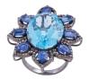 <span class='ref_item'>70 -</span> <span class="object_title">SORTIJA EN PLATA 925, TOPACIO, CIANITAS Y DIAMANTES</span>  <p><span class="technical_description">Sortija realizada en plata 925 patinada. Diseño de flor con gran topacio azul central en talla oval de peso aprox 10ct, rodeado de cianitas en talla oval con peso total aprox 0.70ct y diamantes en talla rosa con peso total aprox 0.20ct<br/>Medida Sortija: 13<br/>RefC GE-3448</span><br>Peso: <span class="PESO_HCES1">12,90</span> <span class="PESOUMED_HCES1">gr.</span><br></p>