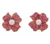 <span class='ref_item'>188 -</span> <span class="object_title">PENDIENTES EN ORO 9KT, RUBÍES Y PERLAS</span>  <p><span class="technical_description">Pendientes realizados en oro bajo de 9kt. Diseño de flor con perlas cultivadas en el centro de color blanco y calibradas aprox en 5,5mm. Pétalos cuajados de rubíes en talla redonda con peso total aprox 0.80ct <br/>Cierre: Presión<br/>RefC 3457</span><br>Peso: <span class="PESO_HCES1">7,70</span> <span class="PESOUMED_HCES1">gr.</span><br></p>