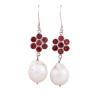 <span class='ref_item'>241 -</span> <span class="object_title">PENDIENTES EN PLATA 925, GRANATES Y PERLAS</span>  <p><span class="technical_description">Pendientes largos con movimiento realizados en plata de ley 925. Formados por granates en talla redonda con peso aprox 0.80ct y grandes perlas cultivadas ligeramente barrocas calibradas aprox en 14mm<br/>Cierre: Gancho<br/>Longitud: 5cm<br/>RefC GE 3101</span><br>Peso: <span class="PESO_HCES1">11</span> <span class="PESOUMED_HCES1">gr.</span><br></p>