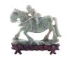 <span class='ref_item'>201 -</span> <span class="object_title">ESCULTURA DE JINETE A CABALLO EN JADE NATURAL. CHINA, CA. 1970</span>   <p><span class="technical_description">Escultura realizada en jade tallado que representa la figura de un jinete montado a caballo en movimiento. Figura que sigue los modelos tradicionales de la era republicana china. Sobre peana de madera tallada.<br/>Ligero picotazo en la base (reverso)<br/>Medidas con base: 19x18x5cm<br/>Peso sin base: 939,2gr</span><br></p>