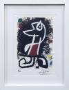 <span class='ref_item'>49 -</span> <span class="object_title">PERSONAJE (1972)</span>   <p><span class="author">JOAN MIRÓ ( Barcelona,  1893- Mallorca, 1983)  </span> <br><span class="technique_material">Impresión a color sobre papel guarro firmado a mano por el autor</span><br><span class="technical_description">Representa la obra realizada por el autor, una figura en trazos blancos y negros sobre un fondo de color negro con detalles. <br/>Firmada y numerada 2/100 a mano por el artista, según certificado adjunto.<br/>Enmarcado con metacrilato<br/>Acompaña certificado de autenticidad firmado y emitido por Royal Palace Gallery, con sello oficial, lacrado y en seco en dorado.<br/>Medidas con marco: 42x32cm</span><br></p>