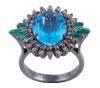 <span class='ref_item'>263 -</span> <span class="object_title">SORTIJA EN PLATA 925, TOPACIO AZUL, ESMERALDAS Y DIAMANTES</span>  <p><span class="technical_description">Sortija realizada en plata de ley 925. Topacio azul central en talla oval y peso aprox 5.25ct, orlado por diamantes en talla rosa y 8/8 con peso total aprox 0.83ct y esmeraldas en talla baguette con peso total aprox 0.27ct.<br/>Medida Sortija: 12<br/>RefC GE 4640</span><br>Peso: <span class="PESO_HCES1">6,90</span> <span class="PESOUMED_HCES1">gr.</span><br></p>