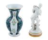 <span class='ref_item'>196 -</span> <span class="object_title">LOTE DE JARRÓN Y FIGURA EN PORCELANA POLICROMADA</span>   <p><span class="technical_description">Jarrón con detalles en dorado y sello "HEREND HUNGARY".<br/>Figura que muestra una figura masculina cargando sobre su espalda la recogida de uva.</span><br></p>