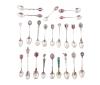 <span class='ref_item'>254 -</span> <span class="object_title">COLECCIÓN DE CUCHARILLAS EN PLATA DE LEY </span>  <p><span class="technical_description">Conjunto de 23 cucharillas realizadas en plata de ley. Objetos de colección con motivos de países del mundo, 16 de ellas con escudos en esmalte<br/>Peso bruto total: 215,8gr</span><br></p>