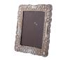 <span class='ref_item'>244 -</span> <span class="object_title">MARCO EN PLATA 925</span>  <p><span class="technical_description">Marco realizado en plata de ley 925. Con decoración repujada floral y cristal<br/>Medidas: 32 x 25,5cm<br/>Peso bruto total: 665,6gr<br/> </span><br></p>