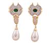 <span class='ref_item'>86 -</span> <span class="object_title">PENDIENTES EN METAL DORADO, PERLAS IMITACIÓN, CIRCONITAS Y PIEDRAS VERDES</span>  <p><span class="technical_description">Pareja de pendientes largos con movimiento realizados en metal dorado. Con piedras verdes centrales, cuajado de circonitas y remate de imitación de perlas con forma de gota<br/>Cierre: Omega</span><br>Peso: <span class="PESO_HCES1">16,90</span> <span class="PESOUMED_HCES1">gr.</span><br></p>