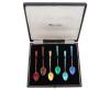 <span class='ref_item'>241 -</span> <span class="object_title">JUEGO DE 6 CUCHARITAS DE CAFÉ EN PLATA 925 Y ESMALTE CLOISONNÉ. MARCA TURNER & SIMPSON, INGLATERRA, PP S.XX</span>  <p><span class="technical_description">Juego de seis cucharillas de café realizadas en lata de ley 925 y decoradas con esmalte cloisonné, cada una de un color. Con punzones de platero y de la marca "Turner & Simpson"<br/>Se acompaña de estuche de Harrods de Londres y factura original.</span><br></p>