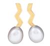 <span class='ref_item'>228 -</span> <span class="object_title">PENDIENTES EN ORO 18KT Y PERLAS</span>  <p><span class="technical_description">Pendientes realizados en oro de 18kt con diseño de zig zag, rematados por perlas cultivadas calibradas en 11,5mm<br/>Cierre: Presión<br/>Longitud: 3 cm</span><br>Peso: <span class="PESO_HCES1">7,60</span> <span class="PESOUMED_HCES1">gr.</span><br></p>