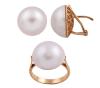 <span class='ref_item'>118 -</span> <span class="object_title">CONJUNTO DE PENDIENTES Y SORTIJA EN ORO 18KT Y PERLAS MABE</span>  <p><span class="technical_description">Conjunto formado por una pareja de pendientes y una sortija realizados en oro de 18kt con perlas mabe<br/>Cierre Pendientes: Omega<br/>Medida Sortija: 14</span><br>Peso: <span class="PESO_HCES1">13,80</span> <span class="PESOUMED_HCES1">gr.</span><br></p>