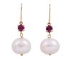 <span class='ref_item'>58 -</span> <span class="object_title">PENDIENTES EN ORO 18KT, RUBÍES Y PERLAS</span>  <p><span class="technical_description">Pareja de pendientes con movimiento realizados en oro de 18kt. Formados por rubíes en talla redonda con peso total aprox 0.65ct y colgando perlas cultivadas en agua dulce calibradas aprox en 11mm<br/>Cierre: Gancho<br/>Longitud: 3cm</span><br>Peso: <span class="PESO_HCES1">4,70</span> <span class="PESOUMED_HCES1">gr.</span><br></p>