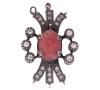 <span class='ref_item'>168 -</span> <span class="object_title">BROCHE EN ORO 14KT, PLATA DE LEY, RUBÍ Y CIRCONITAS</span>  <p><span class="technical_description">Broche realizado en oro de 14kt con el frente en plata de ley. Rubí central en talla oval engastado en garras, con un peso aprox de 6ct, acompañado por circonitas en talla brillante y rosa. Con dos grupos de tres reasas, se puede poner en collar de tres hilos o extraer uno de lo grupos y usarlo de colgante. Faltan dos argollas.<br/>Medidas: 3,5 x 2,5cm</span><br>Peso: <span class="PESO_HCES1">10,80</span> <span class="PESOUMED_HCES1">gr.</span><br></p>