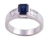 <span class='ref_item'>74 -</span> <span class="object_title">SORTIJA EN ORO 18KT, ZAFIRO Y DIAMANTES</span>  <p><span class="technical_description">Sortija realizada en oro de 18kt. Zafiro central en talla rectangular con peso aprox 1.25ct y a los lados diamantes en talla baguette con peso total aprox 0.40ct<br/>Medida Sortija: 16</span><br>Peso: <span class="PESO_HCES1">6,70</span> <span class="PESOUMED_HCES1">gr.</span><br></p>