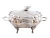 <span class='ref_item'>245 -</span> <span class="object_title">SOPERA EN PLATA DE LEY 925</span>  <p><span class="technical_description">Gran sopera realizada en plata de ley 925. Tapa rematada con figura de pera para su agarre, base de 4 patas y asas a cada lado. <br/>Medidas: 39 x 22 x 23cm<br/>Peso total: 2867gr</span><br></p>
