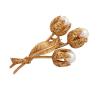 <span class='ref_item'>166 -</span> <span class="object_title">BROCHE EN ORO 18KT Y PERLAS CULTIVADAS</span>  <p><span class="technical_description">Broche con forma de ramo de flores realizado en oro de 18kt. En el centro de las flores, perlas cultivadas calibradas aprox en 6mm. <br/>Cierre: Aguja con mecanismo de seguridad<br/>Medidas: 4,5 x 2,5cm</span><br>Peso: <span class="PESO_HCES1">9,70</span> <span class="PESOUMED_HCES1">gr.</span><br></p>