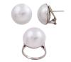 <span class='ref_item'>177 -</span> <span class="object_title">CONJUNTO DE SORTIJA Y PENDIENTES EN ORO 18KT CON PERLAS MABE</span>  <p><span class="technical_description">Conjunto formado por una sortija y par de pendientes realizados en oro de 18kt. Adornados por perlas mabe, calibradas aprox en 15-17mm<br/>Medida Sortija: 14<br/>Cierre Pendientes: Omega </span><br>Peso: <span class="PESO_HCES1">16</span> <span class="PESOUMED_HCES1">gr.</span><br></p>