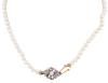 <span class='ref_item'>183 -</span> <span class="object_title">COLLAR DE PERLAS CULTIVADAS Y BROCHE EN ORO 18KT Y ZAFIROS BLANCOS</span>  <p><span class="technical_description">Collar de perlas cultivadas en color blanco calibradas aprox en 6mm. Broche realizado en oro 18kt, con vistas en plata adornado por zafiros blancos (falta un zafiro)<br/>Cierre: Gancho<br/>Longitud: 50cm</span><br>Peso: <span class="PESO_HCES1">27,80</span> <span class="PESOUMED_HCES1">gr.</span><br></p>