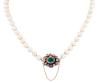 <span class='ref_item'>57 -</span> <span class="object_title">COLLAR DE PERLAS CULTIVADAS CON BROCHE EN ORO 14KT Y PIEDRAS IMITACIÓN</span>  <p><span class="technical_description">Collar vintage de perlas cultivadas calibradas aprox en 8m. Broche realizado en oro bajo de 14kt adornado con piedras imitación sobre vistas en blanco. Presenta desgaste<br/>Cierre: Caja con lengüeta y cadenita de seguridad<br/>Longitud: 62cm</span><br>Peso: <span class="PESO_HCES1">58,90</span> <span class="PESOUMED_HCES1">gr.</span><br></p>