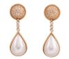 <span class='ref_item'>60 -</span> <span class="object_title">PENDIENTES EN ORO 18KT, DIAMANTES Y PERLAS MABE</span>  <p><span class="technical_description">Pareja de pendientes largos con movimiento realizados en oro de 18kt. Formados por pavé y fila de diamantes en talla brillante con peso total aprox 0.60ct y remate de perlas mabe en forma de gota.<br/>Cierre: Omega<br/>Longitud: 5cm</span><br>Peso: <span class="PESO_HCES1">17,20</span> <span class="PESOUMED_HCES1">gr.</span><br></p>