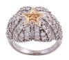 <span class='ref_item'>46 -</span> <span class="object_title">SORTIJA EN ORO BICOLOR 18KT, DIAMANTES Y ZAFIRO AMARILLO</span>  <p><span class="technical_description">Sortija realizada en oro bicolor de 18kt. Estrella central en oro amarillo con zafiro amarillo central de 0.10ct y diseño en 6 partes cuajadas de diamantes en talla brillante con peso total aprox 1.10ct. Falta un diamante<br/>Medida Sortija: 11</span><br>Peso: <span class="PESO_HCES1">11</span> <span class="PESOUMED_HCES1">gr.</span><br></p>