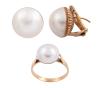 <span class='ref_item'>71 -</span> <span class="object_title">CONJUNTO DE PENDIENTES Y SORTIJA EN ORO 18KT Y PERLAS MABE</span>  <p><span class="technical_description">Conjunto de pareja de pendientes y sortija realizados en oro de 18kt. Adornados con perlas mabe calibradas aprox en 11-14mm<br/>Cierre Pendientes: Omega<br/>Medida Sortija: 15</span><br>Peso: <span class="PESO_HCES1">12,80</span> <span class="PESOUMED_HCES1">gr.</span><br></p>