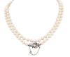 <span class='ref_item'>155 -</span> <span class="object_title">COLLAR DE PERLAS CULTIVADAS Y BROCHE EN ORO 16KT Y PIEDRAS DE COLOR</span>  <p><span class="technical_description">Collar de doble vuelta de perlas de cultivadas calibradas aprox en 8mm. Broches en oro de 16kt adornado por piedras blancas y verdes (falta una piedra) y pequeña perla<br/>Cierre: Caja con lengüeta y cadena de seguridad<br/>Longitud: 106cm</span><br>Peso: <span class="PESO_HCES1">77,40</span> <span class="PESOUMED_HCES1">gr.</span><br></p>
