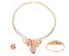 <span class='ref_item'>48 -</span> <span class="object_title">ELEGANTE ADEREZO DE ORO 18KT, DIAMANTES Y RUBÍES</span>  <p><span class="technical_description">Aderezo realizado en oro de 18kt, compuesto por gargantilla, brazalete y sortija a juego. La gargantilla formada por doble linea engastada que termina en centro en elegante lazo terminando por 7 lineas independientes. Brazalete rígido con lazo central a juego. Sortija de talla 14.<br/>Todos adornados por diamantes en talla brillante y rubíes tallas redonda, baguette, trapecio y marquise.<br/>Peso total aprox de todos los diamantes: 10.5ct. Color: H-I, Pureza SI <br/>Peso total aprox de todos los rubíes: 12.5ct.<br/>Acompaña copia de certificado del Instituto Gemológico de Madrid nº 437.</span><br>Peso: <span class="PESO_HCES1">88,50</span> <span class="PESOUMED_HCES1">gr.</span><br></p>