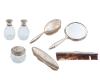 <span class='ref_item'>210 -</span> <span class="object_title">JUEGO DE TOCADOR EN PLATA DE LEY</span>  <p><span class="technical_description">Juego de tocador formado por un espejo de mano, un peine plano, un cepillo con mango y otro sin él, con monturas en plata de ley. También una polvera y dos perfumeras en cristal tallado con tapas también en plata de ley. Con inscripción en todos ellos "Angelines". Señales de uso y desperfectos<br/>Peso bruto total: 1343gr</span><br></p>