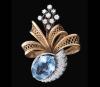 <span class='ref_item'>18 -</span> <span class="object_title">BROCHE EN ORO 18KT, DIAMANTES Y TOPACIO</span>  <p><span class="technical_description">Broche realizado en oro de 18kt con vistas en platino de diseño floral y lazada central calada, decorado con un ramillete superior con nueve diamantes en talla brillante engastados en garra. Destaca un gran topacio en talla oval engastado en garras de 14ct aprox flanqueado por diamantes en talla brillante engastados en grano. <br/>Peso total aprox de los diamantes 3.50ct. <br/>Cierre: Aguja con canutillo</span><br>Peso: <span class="PESO_HCES1">40,20</span> <span class="PESOUMED_HCES1">gr.</span><br></p>