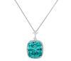 <span class='ref_item'>178 -</span> <span class="object_title">COLGANTE EN PLATA DE LEY 925, CIRCONITAS Y PIEDRA VERDE SINTÉTICA</span>  <p><span class="technical_description">Colgante realizado en Plata de Ley 925 con cadena cola de zorro, compuesto por dos cuerpos, uno con circonitas en talla esmeralda y lágrima, y piedra de color verde de gran luminosidad engastada sobre cuatro garras y reposando sobre armazón de plata.<br/>Longitud de la cadena: 50cm</span><br>Peso: <span class="PESO_HCES1">26,40</span> <span class="PESOUMED_HCES1">gr.</span><br></p>