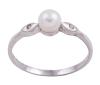 <span class='ref_item'>40 -</span> <span class="object_title">SORTIJA EN ORO 18KT, DIAMANTES Y PERLA CULTIVADA</span>  <p><span class="technical_description">Sortija realizada en oro 18kt. Con una perla blanca cultivada central calibrada aprox 5mm y flanqueada por dos diamantes en talla brillante con peso total aprox 0.02ct<br/>Medida Sortija: 15</span><br>Peso: <span class="PESO_HCES1">1,60</span> <span class="PESOUMED_HCES1">gr.</span><br></p>